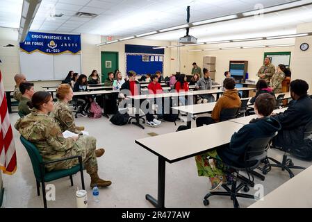 Des aviateurs de la 53d e Escadre et de la 350th e Escadre Spectrum Warfare discutent avec des élèves de l'unité JRTOC à la Choctawhatchee Senior HighSchool de fort Walton Beach, en Floride, le 26 janvier 2023. Les aviateurs ont eu l'occasion de parler de leur carrière à plus de 140 étudiants et de répondre aux questions que les étudiants avaient sur la Force aérienne. Banque D'Images