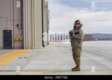 Un chef d'équipage affecté au groupe d'entretien de l'escadre de chasse 158th se prépare à prendre un taxi pour un F-35A Lightning II avant le décollage pour une mission d'entraînement à partir de la base de la Garde nationale aérienne du Vermont, South Burlington, Vermont, 3 avril 2023. La mission de formation est un exercice de formation Agile combat Employment. Banque D'Images