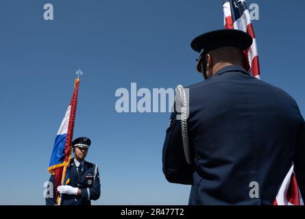 Les membres de la Garde d'honneur de l'escadre des opérations spéciales de 1st se préparent à rendre hommage au Président Mario Abdo Benítez, de la République du Paraguay, à Hurlburt Field, Floride, 30 mars 2023. Le Paraguay et les États-Unis sont des alliés en vertu du Traité de Rio, un accord signé depuis 1947 par plusieurs pays des Amériques pour la solidarité en matière de défense. Banque D'Images