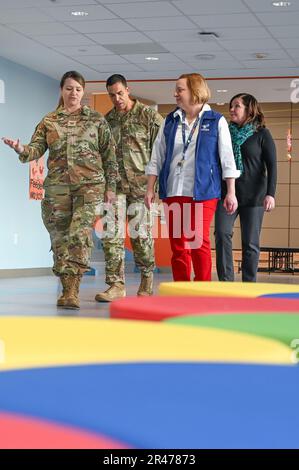 Le colonel Taona Enriquez, à gauche, commandant de l'installation, marche avec le Sgt. Alan Weary, chef de commandement, Julie Vincentsen, gilet bleu, directeur du SPH et Laurel Wironen, Agent de liaison de l'école de l'AFB Hanscom, lors d'une visite de l'école primaire Hanscom à la base aérienne de Hanscom, Mass., 27 janvier. Enriquez et Meuse ont visité l'établissement et rencontré le personnel et les élèves pour en apprendre davantage sur l'école. Banque D'Images