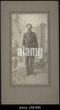 Soldat non identifié en uniforme confédéré avec épée, mousquet, et arme de poing debout devant l'arrière-plan du photographe) - Lepp, Taneytown, MD Banque D'Images