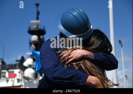 Les membres de la famille se réunissent avec les membres d'équipage du Cutter Waesche (WMSL 751) de la Garde côtière après le retour du Cutter à la base Alameda, en Californie, après une patrouille de 90 jours sur les stupéfiants, 31 mars 2023. L’équipage de Waesche a interdicté deux navires présumés de contrebande de drogues tout en patrouilant dans les eaux internationales de l’océan Pacifique est, ce qui a entraîné la saisie d’environ 881 livres de cocaïne et 9 500 livres de marijuana. ÉTATS-UNIS Photo de la Garde côtière par le maître en chef Matthew Masaschi. Banque D'Images
