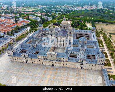 Vue aérienne du monastère royal de San Lorenzo de El Escorial près de Madrid, Espagne. Vue panoramique avant de l'antenne Banque D'Images