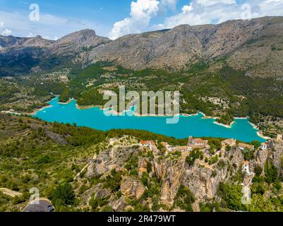 Vue aérienne photos vue panoramique du réservoir Guadalest et des montagnes de la Sierra de Serrella. Guadalest est un des plus beaux villages de l'Espagne i Banque D'Images