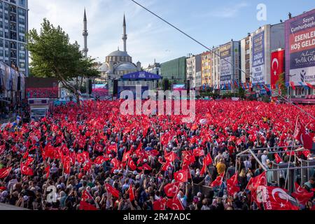 26 mai 2023 : les partisans brandissent des slogans et brandissent des drapeaux en écoutant le président turc Recep Tayyip Erdogan s’adresser à la foule lors d’un rassemblement de campagne sur 26 mai 2023 à Istanbul, en Turquie. Le président Erdogan a été contraint d'entrer dans une élection de second tour lorsque ni lui ni son principal challenger, Kemal Kilicdaroglu du Parti républicain du peuple, CHP, n'ont reçu plus de 50 pour cent des voix sur les élections de 14 mai. Le vote de deuxième tour aura lieu ce dimanche, 28 mai. (Credit image: © Tolga Ildun/ZUMA Press Wire) USAGE ÉDITORIAL SEULEMENT! Non destiné À un usage commercial ! Crédit : ZUMA Press, Inc./Alay Live News Banque D'Images