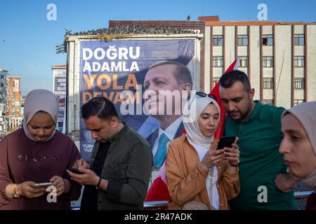 26 mai 2023 : les partisans brandissent des slogans et brandissent des drapeaux en écoutant le président turc Recep Tayyip Erdogan s’adresser à la foule lors d’un rassemblement de campagne sur 26 mai 2023 à Istanbul, en Turquie. Le président Erdogan a été contraint d'entrer dans une élection de second tour lorsque ni lui ni son principal challenger, Kemal Kilicdaroglu du Parti républicain du peuple, CHP, n'ont reçu plus de 50 pour cent des voix sur les élections de 14 mai. Le vote de deuxième tour aura lieu ce dimanche, 28 mai. (Credit image: © Tolga Ildun/ZUMA Press Wire) USAGE ÉDITORIAL SEULEMENT! Non destiné À un usage commercial ! Crédit : ZUMA Press, Inc./Alay Live News Banque D'Images