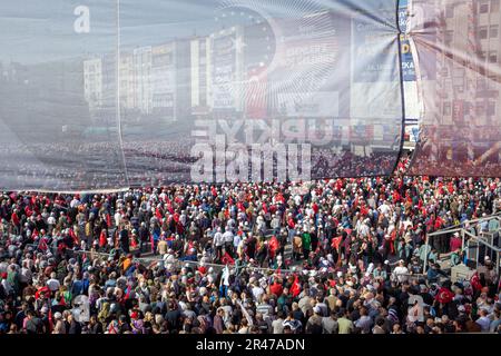 26 mai 2023 : les partisans brandissent des slogans et brandissent des drapeaux en écoutant le président turc Recep Tayyip Erdogan s’adresser à la foule lors d’un rassemblement de campagne sur 26 mai 2023 à Istanbul, en Turquie. Le président Erdogan a été contraint d'entrer dans une élection de second tour lorsque ni lui ni son principal challenger, Kemal Kilicdaroglu du Parti républicain du peuple, CHP, n'ont reçu plus de 50 pour cent des voix sur les élections de 14 mai. Le vote de deuxième tour aura lieu ce dimanche, 28 mai. (Credit image: © Tolga Ildun/ZUMA Press Wire) USAGE ÉDITORIAL SEULEMENT! Non destiné À un usage commercial ! Crédit : ZUMA Press, Inc./Alay Live News Banque D'Images
