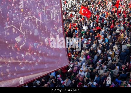 26 mai 2023 : les partisans brandissent des slogans et brandissent des drapeaux en écoutant le président turc Recep Tayyip Erdogan s’adresser à la foule lors d’un rassemblement de campagne sur 26 mai 2023 à Istanbul, en Turquie. Le président Erdogan a été contraint d'entrer dans une élection de second tour lorsque ni lui ni son principal challenger, Kemal Kilicdaroglu du Parti républicain du peuple, CHP, n'ont reçu plus de 50 pour cent des voix sur les élections de 14 mai. Le vote de deuxième tour aura lieu ce dimanche, 28 mai. (Credit image: © Tolga Ildun/ZUMA Press Wire) USAGE ÉDITORIAL SEULEMENT! Non destiné À un usage commercial ! Crédit : ZUMA Press, Inc./Alay Live News Banque D'Images