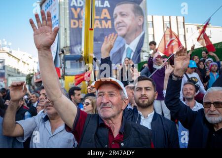 26 mai 2023 : les partisans brandissent des slogans et brandissent des drapeaux en écoutant le président turc Recep Tayyip Erdogan s’adresser à la foule lors d’un rassemblement de campagne sur 26 mai 2023 à Istanbul, en Turquie. Le président Erdogan a été contraint d'entrer dans une élection de second tour lorsque ni lui ni son principal challenger, Kemal Kilicdaroglu du Parti républicain du peuple, CHP, n'ont reçu plus de 50 pour cent des voix sur les élections de 14 mai. Le vote de deuxième tour aura lieu ce dimanche, 28 mai. (Credit image: © Tolga Ildun/ZUMA Press Wire) USAGE ÉDITORIAL SEULEMENT! Non destiné À un usage commercial ! Crédit : ZUMA Press, Inc./Alay Live News Banque D'Images