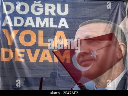 26 mai 2023 : les partisans brandissent des slogans et brandissent des drapeaux en écoutant le président turc Recep Tayyip Erdogan s’adresser à la foule lors d’un rassemblement de campagne sur 26 mai 2023 à Istanbul, en Turquie. Le président Erdogan a été contraint d'entrer dans une élection de second tour lorsque ni lui ni son principal challenger, Kemal Kilicdaroglu du Parti républicain du peuple, CHP, n'ont reçu plus de 50 pour cent des voix sur les élections de 14 mai. Le vote de deuxième tour aura lieu ce dimanche, 28 mai. (Credit image: © Tolga Ildun/ZUMA Press Wire) USAGE ÉDITORIAL SEULEMENT! Non destiné À un usage commercial ! Crédit : ZUMA Press, Inc./Alay Live News Banque D'Images