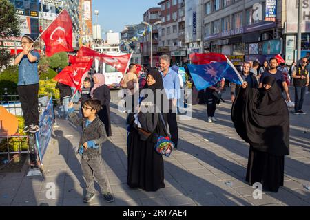 26 mai 2023 : les partisans brandissent des slogans et brandissent des drapeaux en écoutant le président turc Recep Tayyip Erdogan s’adresser à la foule lors d’un rassemblement de campagne sur 26 mai 2023 à Istanbul, en Turquie. Le président Erdogan a été contraint d'entrer dans une élection de second tour lorsque ni lui ni son principal challenger, Kemal Kilicdaroglu du Parti républicain du peuple, CHP, n'ont reçu plus de 50 pour cent des voix sur les élections de 14 mai. Le vote de deuxième tour aura lieu ce dimanche, 28 mai. (Credit image: © Tolga Ildun/ZUMA Press Wire) USAGE ÉDITORIAL SEULEMENT! Non destiné À un usage commercial ! Crédit : ZUMA Press, Inc./Alay Live News Banque D'Images