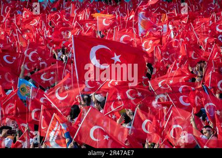 26 mai 2023 : les partisans brandissent des slogans et brandissent des drapeaux en écoutant le président turc Recep Tayyip Erdogan s’adresser à la foule lors d’un rassemblement de campagne sur 26 mai 2023 à Istanbul, en Turquie. Le président Erdogan a été contraint d'entrer dans une élection de second tour lorsque ni lui ni son principal challenger, Kemal Kilicdaroglu du Parti républicain du peuple, CHP, n'ont reçu plus de 50 pour cent des voix sur les élections de 14 mai. Le vote de deuxième tour aura lieu ce dimanche, 28 mai. (Credit image: © Tolga Ildun/ZUMA Press Wire) USAGE ÉDITORIAL SEULEMENT! Non destiné À un usage commercial ! Crédit : ZUMA Press, Inc./Alay Live News Banque D'Images
