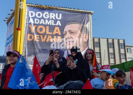 26 mai 2023 : les partisans brandissent des slogans et brandissent des drapeaux en écoutant le président turc Recep Tayyip Erdogan s’adresser à la foule lors d’un rassemblement de campagne sur 26 mai 2023 à Istanbul, en Turquie. Le président Erdogan a été contraint d'entrer dans une élection de second tour lorsque ni lui ni son principal challenger, Kemal Kilicdaroglu du Parti républicain du peuple, CHP, n'ont reçu plus de 50 pour cent des voix sur les élections de 14 mai. Le vote de deuxième tour aura lieu ce dimanche, 28 mai. (Credit image: © Tolga Ildun/ZUMA Press Wire) USAGE ÉDITORIAL SEULEMENT! Non destiné À un usage commercial ! Crédit : ZUMA Press, Inc./Alay Live News Banque D'Images
