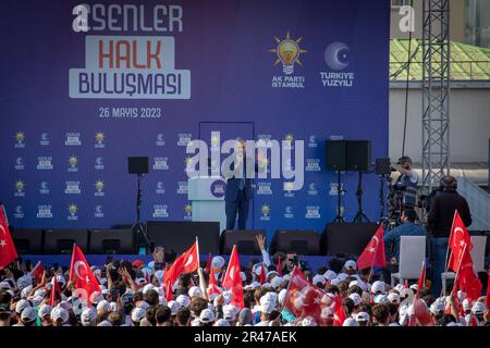 26 mai 2023 : les partisans brandissent des slogans et brandissent des drapeaux en écoutant le président turc Recep Tayyip Erdogan s’adresser à la foule lors d’un rassemblement de campagne sur 26 mai 2023 à Istanbul, en Turquie. Le président Erdogan a été contraint d'entrer dans une élection de second tour lorsque ni lui ni son principal challenger, Kemal Kilicdaroglu du Parti républicain du peuple, CHP, n'ont reçu plus de 50 pour cent des voix sur les élections de 14 mai. Le vote de deuxième tour aura lieu ce dimanche, 28 mai. (Credit image: © Tolga Ildun/ZUMA Press Wire) USAGE ÉDITORIAL SEULEMENT! Non destiné À un usage commercial ! Crédit : ZUMA Press, Inc./Alay Live News Banque D'Images
