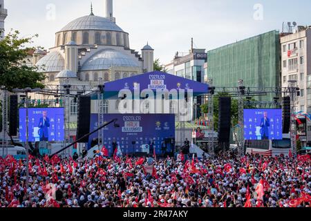 26 mai 2023 : les partisans brandissent des slogans et brandissent des drapeaux en écoutant le président turc Recep Tayyip Erdogan s’adresser à la foule lors d’un rassemblement de campagne sur 26 mai 2023 à Istanbul, en Turquie. Le président Erdogan a été contraint d'entrer dans une élection de second tour lorsque ni lui ni son principal challenger, Kemal Kilicdaroglu du Parti républicain du peuple, CHP, n'ont reçu plus de 50 pour cent des voix sur les élections de 14 mai. Le vote de deuxième tour aura lieu ce dimanche, 28 mai. (Credit image: © Tolga Ildun/ZUMA Press Wire) USAGE ÉDITORIAL SEULEMENT! Non destiné À un usage commercial ! Crédit : ZUMA Press, Inc./Alay Live News Banque D'Images