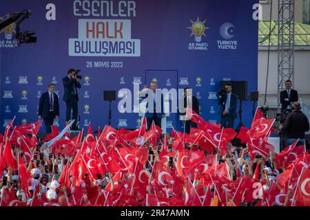 26 mai 2023 : les partisans brandissent des slogans et brandissent des drapeaux en écoutant le président turc Recep Tayyip Erdogan s’adresser à la foule lors d’un rassemblement de campagne sur 26 mai 2023 à Istanbul, en Turquie. Le président Erdogan a été contraint d'entrer dans une élection de second tour lorsque ni lui ni son principal challenger, Kemal Kilicdaroglu du Parti républicain du peuple, CHP, n'ont reçu plus de 50 pour cent des voix sur les élections de 14 mai. Le vote de deuxième tour aura lieu ce dimanche, 28 mai. (Credit image: © Tolga Ildun/ZUMA Press Wire) USAGE ÉDITORIAL SEULEMENT! Non destiné À un usage commercial ! Crédit : ZUMA Press, Inc./Alay Live News Banque D'Images