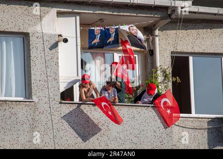 26 mai 2023 : les partisans brandissent des slogans et brandissent des drapeaux en écoutant le président turc Recep Tayyip Erdogan s’adresser à la foule lors d’un rassemblement de campagne sur 26 mai 2023 à Istanbul, en Turquie. Le président Erdogan a été contraint d'entrer dans une élection de second tour lorsque ni lui ni son principal challenger, Kemal Kilicdaroglu du Parti républicain du peuple, CHP, n'ont reçu plus de 50 pour cent des voix sur les élections de 14 mai. Le vote de deuxième tour aura lieu ce dimanche, 28 mai. (Credit image: © Tolga Ildun/ZUMA Press Wire) USAGE ÉDITORIAL SEULEMENT! Non destiné À un usage commercial ! Crédit : ZUMA Press, Inc./Alay Live News Banque D'Images