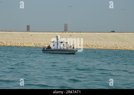 230213-N-YC555-0006 MANAMA, Bahreïn (13 février 2023) activité de soutien naval (NSA) les stagiaires des opérations portuaires de Bahreïn poursuivent un bateau d'entraînement dans le cadre de l'exercice Citadel Protect. La NSA Bahreïn permet aux forces américaines et alliées de faire avancer les opérations et de réagir à la mission de la région navale Europe, Afrique, Asie du Sud-Ouest de fournir des services à la flotte, aux chasseurs de guerre et à la famille. Banque D'Images