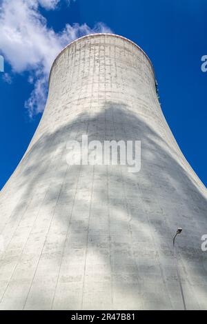 Tours de refroidissement à la centrale nucléaire, autosuffisance énergétique, réduction des émissions de serre et concept de réchauffement de la planète Banque D'Images