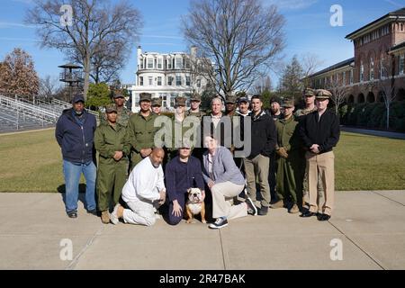 Le département des travaux publics de NAVFAC à Washington, à la caserne Marine. (Rangée arrière, de gauche à droite) William Taylor, Sgt. Moussa Ba, Sgt. Javier Castillo-Barra, Sgt. Timothy Stickler, Sgt. Timothy Bennett, Kieran Crawford, Robert Jewell, Cpl. Gage Wampler. (deuxième rangée, de gauche à droite) Sgt. Fantasia Langford, Sgt. Javier Castillo-Barra, lance Cpl. Rahuba, Chris Baker, Justin Labate, Le Sgt Angel Valenzuela, le Lt Alex cinq Mars. (Première rangée, de gauche à droite) Marshall Muncy, Sgt Zachary Vandaveer, Chesty XVI, Naomi Martin Banque D'Images