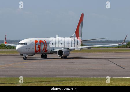 Avion de Gol Airlines, en train de rouler sur le taxi depuis l'aéroport de Santarem (SBSN). Un Boeing 737-800, enregistrement PR-GGE. Banque D'Images