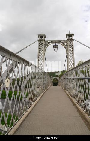 Pont Priorsford un pont public suspendu de type câble métallique et pont de treillis au-dessus de la rivière Tweed à Peebles en Écosse Banque D'Images