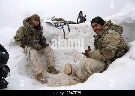 ÉTATS-UNIS PCS de l'armée. Gabriel Cantu, à gauche, et Piucanon Sohl, soldats de la Compagnie B, 1st Bataillon, 5th Régiment d'infanterie, 1st Brigade combat Team, 11th Division d'infanterie, se protègent des conditions venteuses tout en agissant comme forces d'opposition pendant le joint Pacific multinational Readiness Centre-Alaska 23-02 à la zone d'entraînement du Yukon, fort Wainwright, Alaska, 31 mars 2023. Le JPMRC-AK 23-02 est une démonstration de la capacité de la division aéroportée de 11th à survivre et à prospérer dans l’Arctique, ainsi que de la capacité de ses soldats à combattre et à gagner les guerres de notre nation partout dans le monde. Cantu et Sohl sont de Panama City Beach, Floride, Banque D'Images