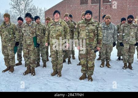 Colonel Russell Lemler, commandant de bataillon, Et le sergent de commandement John Folger, conseiller principal enrôlement, tous deux affectés au 2nd Bataillon, 15th Régiment d'artillerie de campagne, 2nd Brigade combat Team, 10th Mountain Division, a profité de l'occasion pour reconnaître et récompenser quelques soldats exceptionnels lors d'une remise de masse au bataillon le 27 janvier 2023. L'équipe de commandement de la brigade, le colonel Scott D. Wence, commandant de la brigade, et le sergent de commandement Christopher Donaldson, ont participé à la présentation du prix. Banque D'Images