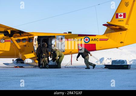 Les aviateurs de l’équipe de ski du camp polaire de l’escadre 109th préparent le chargement sur un avion CC-138 Twin Otter de Havilland Canada de l’escadron de transport 440, Forces armées royales canadiennes, à Resolute Bay, Nunavut, Canada, le 27 février 2023. L'aile 109th du transport aérien a fourni des capacités de transport aérien tactique au cours de l'exercice Guerrier Nordique 2023. Banque D'Images