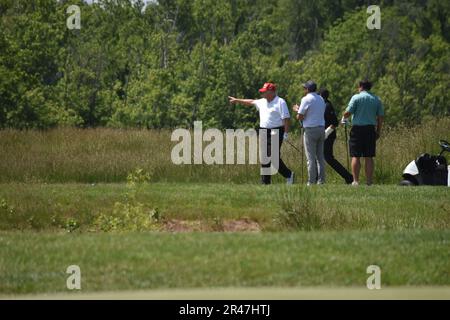 Sterling, États-Unis. 26th mai 2023. L'ancien président des États-Unis, Donald J. Trump, balance sa voix en jouant au golf sur son parcours. L'ancien président des États-Unis Donald J. Trump joue au golf avant le LIV Golf Round 1 Shotgun Start au Trump National Golf Club Washington DC en Sterling. Avant la première partie de l'événement LIV Golf Washington DC 2023, l'ancien président des États-Unis Donald J. Trump a joué au golf sur son parcours de golf à Sterling, Virginie, vendredi matin dans l'après-midi. Crédit : SOPA Images Limited/Alamy Live News Banque D'Images