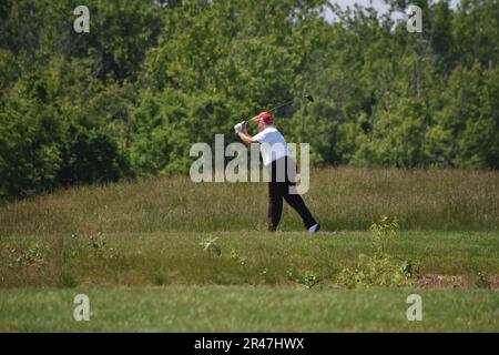 Sterling, États-Unis. 26th mai 2023. L'ancien président des États-Unis, Donald J. Trump, balance sa voix en jouant au golf sur son parcours. L'ancien président des États-Unis Donald J. Trump joue au golf avant le LIV Golf Round 1 Shotgun Start au Trump National Golf Club Washington DC en Sterling. Avant la première partie de l'événement LIV Golf Washington DC 2023, l'ancien président des États-Unis Donald J. Trump a joué au golf sur son parcours de golf à Sterling, Virginie, vendredi matin dans l'après-midi. Crédit : SOPA Images Limited/Alamy Live News Banque D'Images