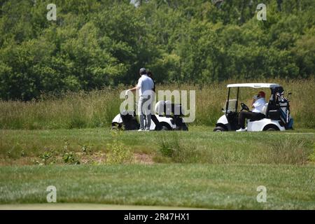 Sterling, États-Unis. 26th mai 2023. L'ancien président des États-Unis Donald J. Trump joue au golf sur son parcours. L'ancien président des États-Unis Donald J. Trump joue au golf avant le LIV Golf Round 1 Shotgun Start au Trump National Golf Club Washington DC en Sterling. Avant la première partie de l'événement LIV Golf Washington DC 2023, l'ancien président des États-Unis Donald J. Trump a joué au golf sur son parcours de golf à Sterling, Virginie, vendredi matin dans l'après-midi. Crédit : SOPA Images Limited/Alamy Live News Banque D'Images