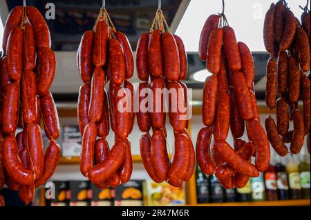 Saucisses de porc espagnoles chorizo accrochée à la boucherie magasin sur le marché des agriculteurs Banque D'Images