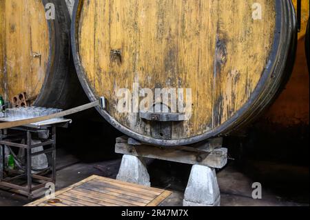 La fabrication de cidre asturien naturel traditionnel fait à partir de pommes fermentées en fûts pendant plusieurs mois devrait être versée de grande hauteur, en permettant le lot Banque D'Images