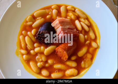 Fabada asturiana, ragoût de haricots des Asturies, Espagne, plat chaud et lourd servi avec du cidre des Asturies ou un vin rouge, fait avec des fabes de la Granja grande bea blanche Banque D'Images