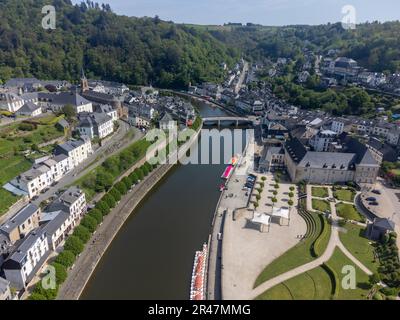 Vue aérienne sur la ville médiévale de Bouillon avec l'ancien château fortifié, province luxembourgeoise de Wallonie, Belgique Banque D'Images