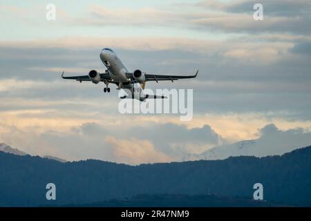 Avion décollage de l'aéroport, montagne en arrière-plan. Banque D'Images