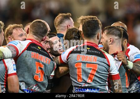 Les tempes se font crier entre les deux parties lors du match de la Super League Round 13 de Betfred Leigh Leopards vs Warrington Wolves au Leigh Sports Village, Leigh, Royaume-Uni, 26th mai 2023 (photo de Craig Thomas/News Images) Banque D'Images