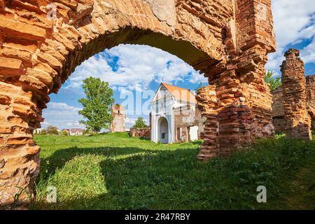 Ancienne porte, arches et ruines de l'ancien monastère charhusien 1648-1666 ans à Bereza, région de Brest, Biélorussie. Banque D'Images