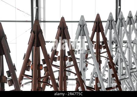 ÉTATS-UNIS AIR FORCE ACADEMY, COLORADO – La chapelle des cadets vue sous un abri extérieur blanc de 150 pieds de haut alors que les travaux de réparation et de restauration se poursuivent au 30 mars 2023 aux États-Unis Air Force Academy à Colorado Springs, Colorado La chapelle a été fermée début septembre 2019 pour permettre les réparations et la restauration nécessaires. Banque D'Images