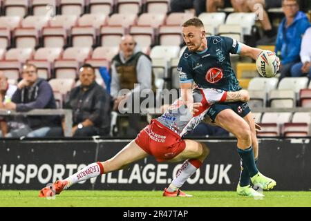 Ben Currie #11 de Warrington Wolves est attaqué par Ben Reynolds #15 de Leigh Leopards lors du match de la Super League Round 13 de Betfred Leigh Leopards vs Warrington Wolves à Leigh Sports Village, Leigh, Royaume-Uni, 26th mai 2023 (photo de Craig Thomas/News Images), le 5/26/2023. (Photo de Craig Thomas/News Images/Sipa USA) crédit: SIPA USA/Alay Live News Banque D'Images