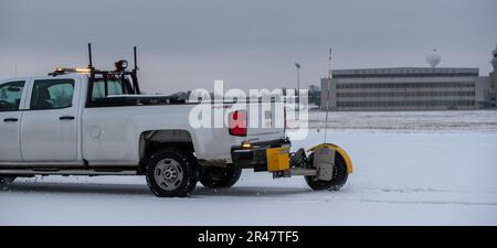 Rome Alcantara, gestionnaire de terrain d'aviation de l'escadron de soutien des opérations 88th, conduit un pick-up muni d'un dispositif de frottement sur piste à la base aérienne Wright-Patterson, Ohio, le 23,2023 janvier. Le dispositif est un pneu informatisé qui mesure la distance qu'il faut pour s'arrêter. Cette information est ensuite téléchargée sur un site Web où les pilotes peuvent voir à quelle heure l'essai a été effectué et si les conditions de surface sont bonnes. Banque D'Images