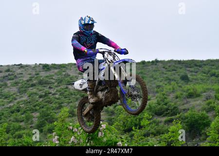 Orman, Macédoine, 14 mai 2023. Par temps pluvieux et sur une piste boueuse, les motocyclistes se sont affrontés dans plusieurs catégories dans des conditions difficiles. Banque D'Images