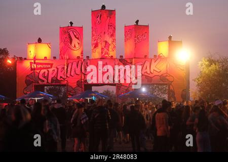 Bitterfeld Wolfen, Allemagne. 26th mai 2023. Visiteurs du festival au Spoutnik SpringBreak. Le festival de musique aura lieu de 26,05 à 29.05.2023 sur la péninsule de Pouch, environ 25 000 jeunes sont attendus. Credit: Sebastian Willnow/dpa/Alay Live News Banque D'Images