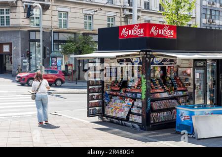 belgrade, Serbie - 05-20-2023: Kiosque de rue dans la ville de Belgrade qui vend des journaux, des magazines et des aliments Banque D'Images