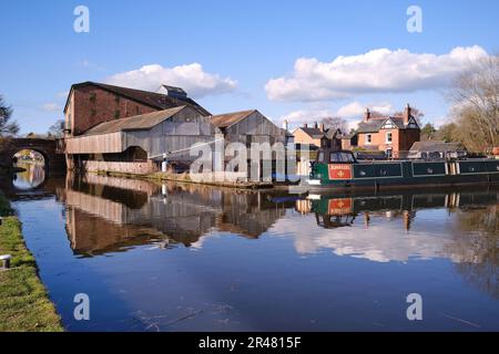 Développement moderne de logements par le canal de Shropshire Union à Market Drayton, Royaume-Uni Banque D'Images