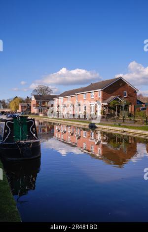 Développement moderne de logements par le canal de Shropshire Union à Market Drayton, Royaume-Uni Banque D'Images