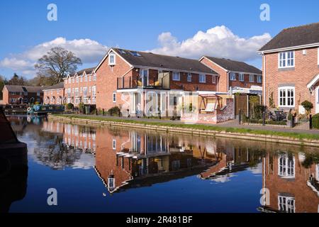 Développement moderne de logements par le canal de Shropshire Union à Market Drayton, Royaume-Uni Banque D'Images