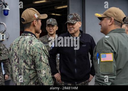 Myung Soo Kim, vice-amiral de la marine de la République de Corée, commandant de la flotte de la marine de la République de Corée, fait une visite en bateau à bord du navire d'assaut amphibie USS Makin Island (LHD 8) à Busan, en Corée du Sud, sur 24 mars 2023. Célébrant le 70th anniversaire de l'Alliance des États-Unis et de la République de Corée, Ssang Yong 2023 renforce l'Alliance par une formation conjointe bilatérale, contribuant à la défense combinée de la République de Corée de la péninsule coréenne et augmentant la préparation de l'Alliance des États-Unis et de la République de Corée. Banque D'Images