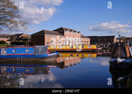 Développement moderne de logements par le canal de Shropshire Union à Market Drayton, Royaume-Uni Banque D'Images